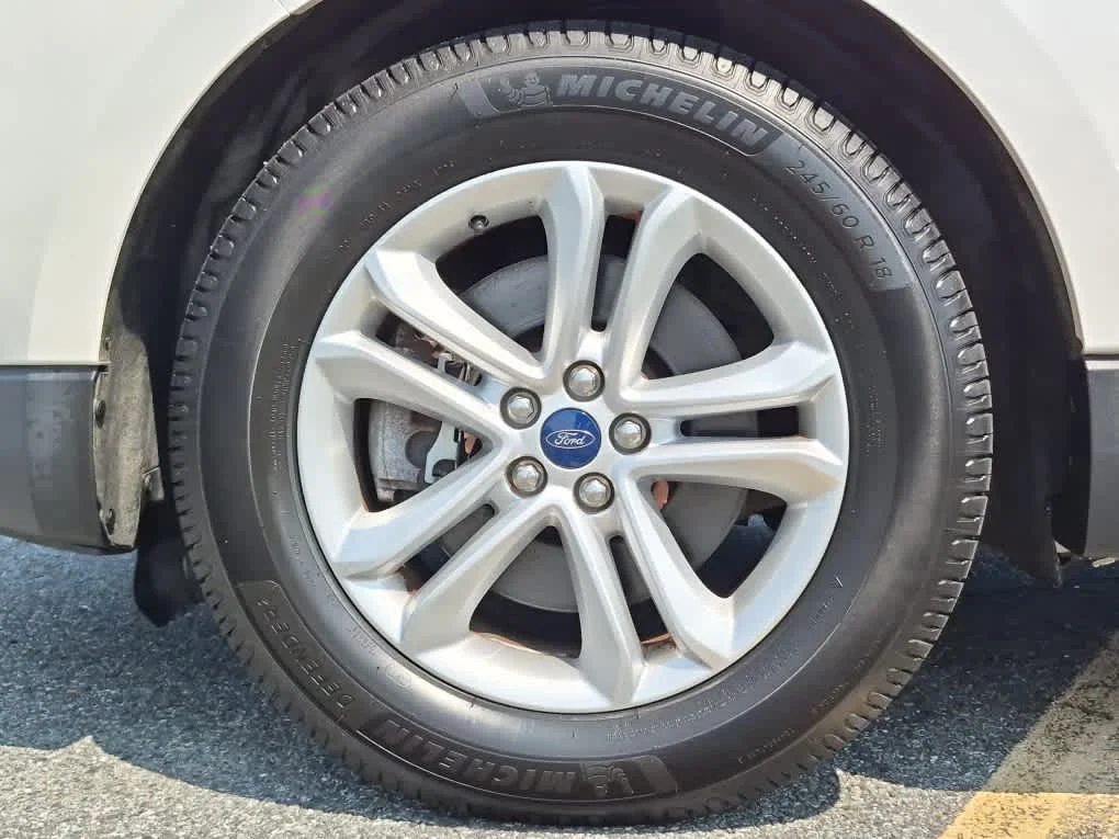 Used 2019 White Platinum Metallic Tri-Coat Ford SEL image 6