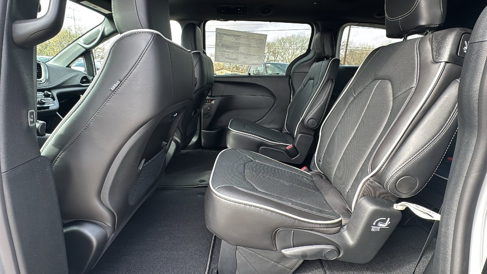 2026 Chrysler Pacifica Limited - Photo 15