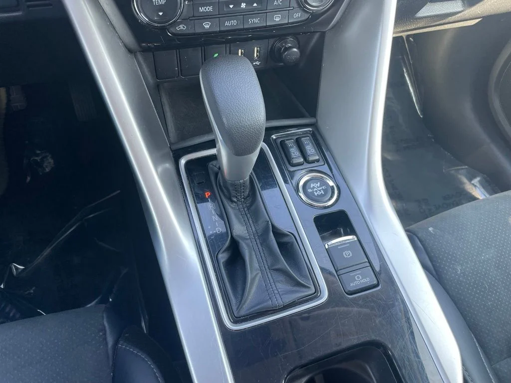 Used 2024 Silver Mitsubishi SE image 12