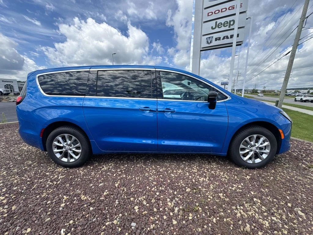 New 2027 Hydro Blue Pearl-Coat Exterior Paint Chrysler Select image 9