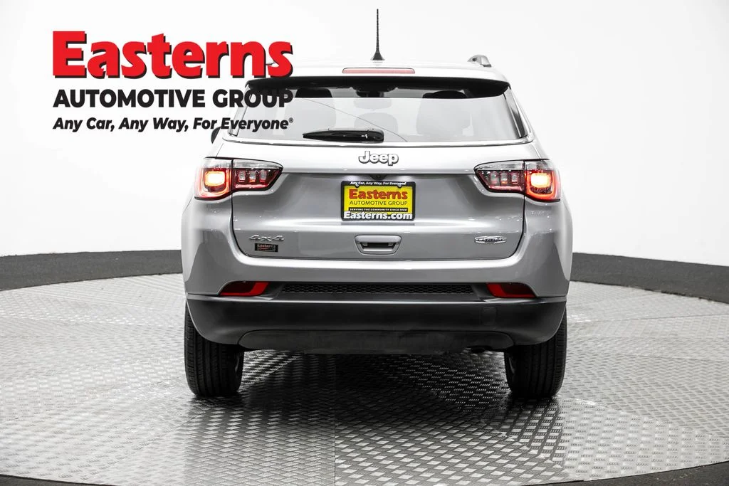 Used 2022 Silver Jeep Latitude image 6