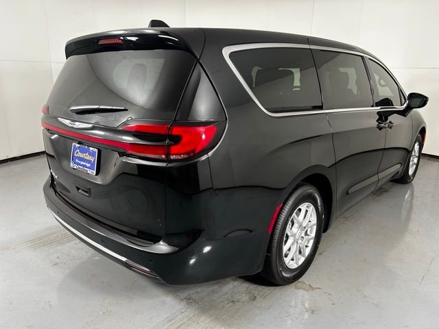 New 2026 Diamond Black Crystal Pearl-Coat Exterior Paint Chrysler Select image 8