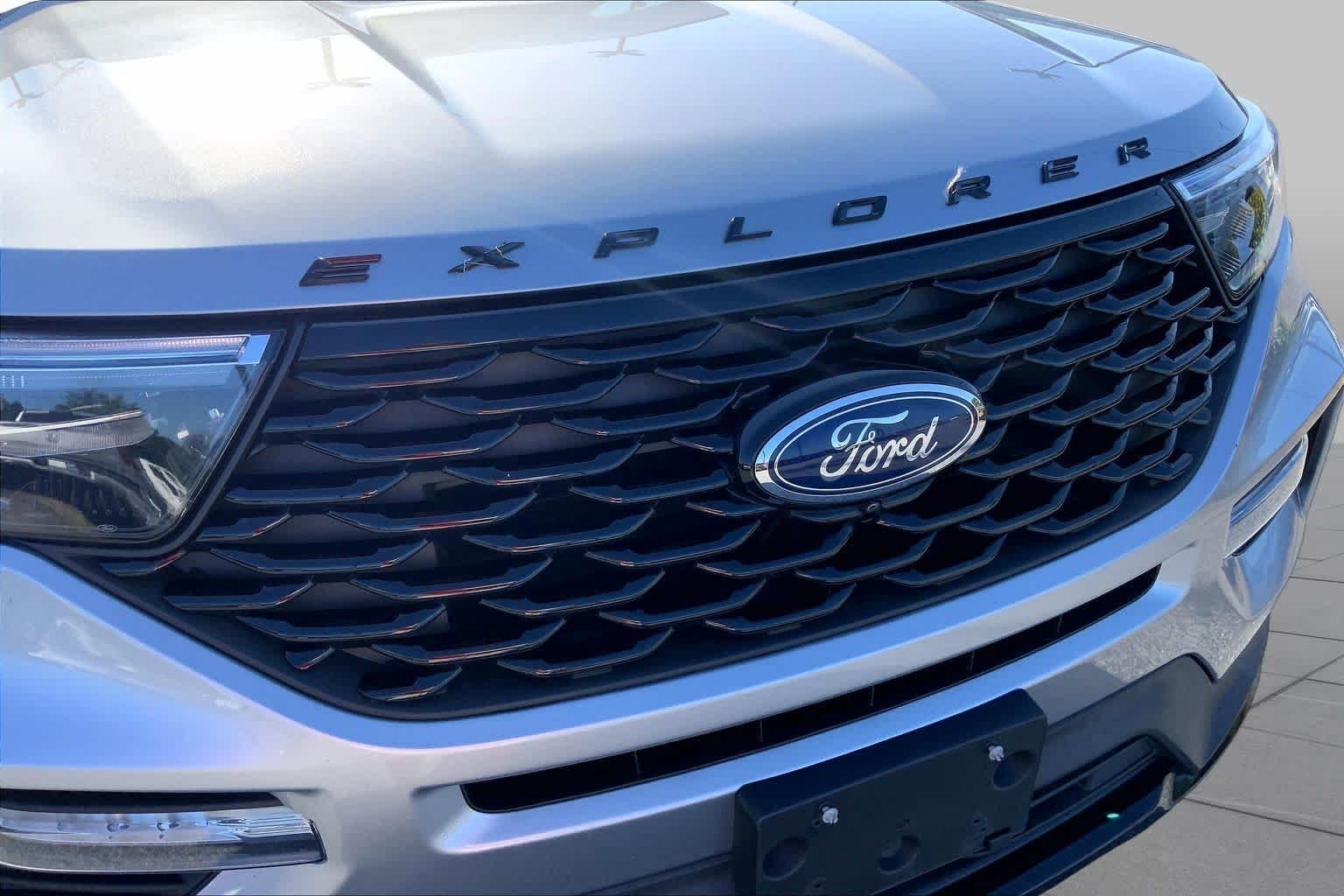Used 2023 Iconic Silver Metallic Ford ST-Line image 29