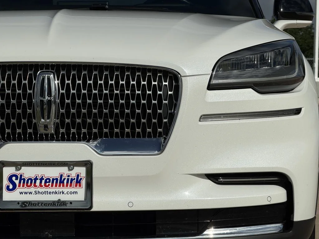 Used 2023 White Lincoln Reserve image 11