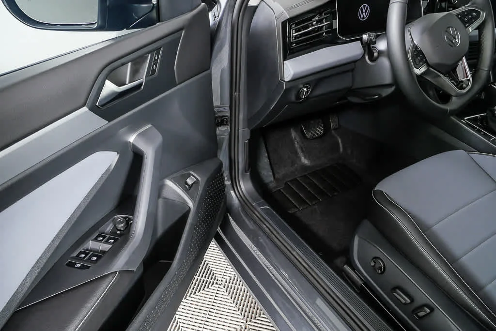 New 2026 Platinum Gray Metallic Volkswagen SE image 7