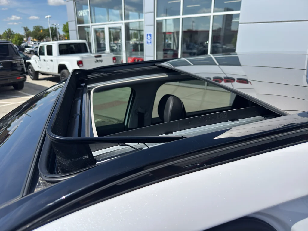 Used 2023 Glacial White Pearl Kia SX image 38