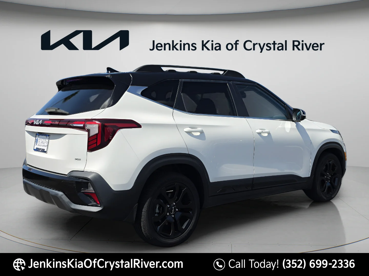 Used 2024 Clear White/Black Roof Kia X-Line image 4