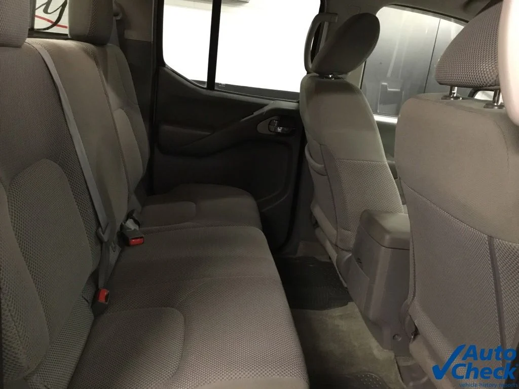 Used 2015 Silver Nissan SV image 31