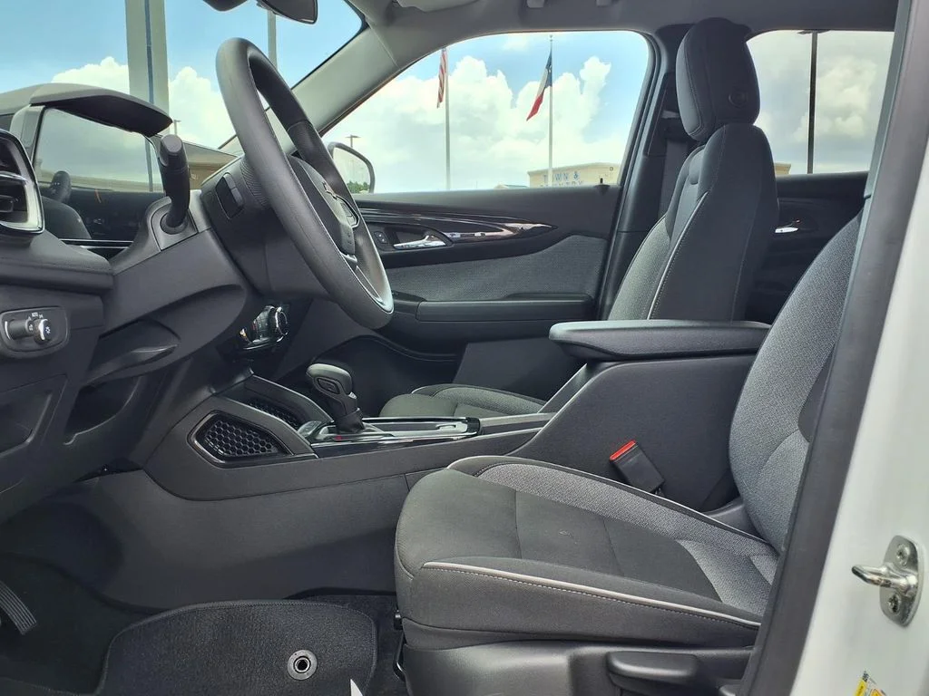 Used 2025 White Chevrolet LT image 10