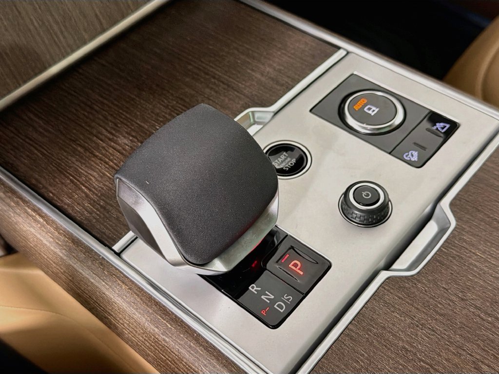 New 2027 Belgravia Green Land Rover SE image 17