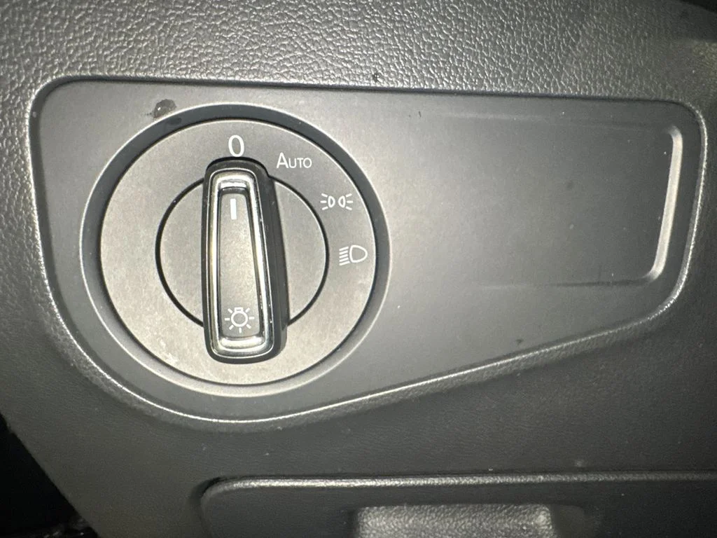 Used 2024  Volkswagen SE image 18