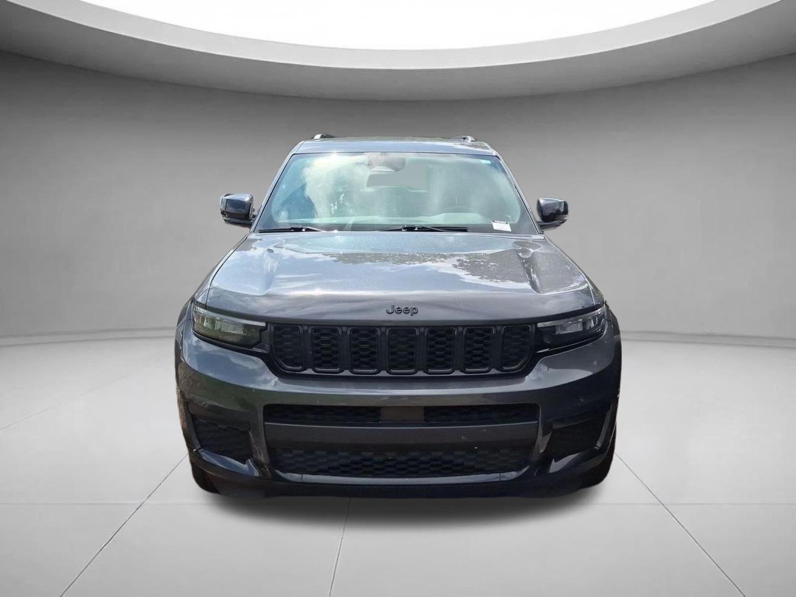 Used 2024 Baltic Gray Metallic Clearcoat Jeep Altitude image 2