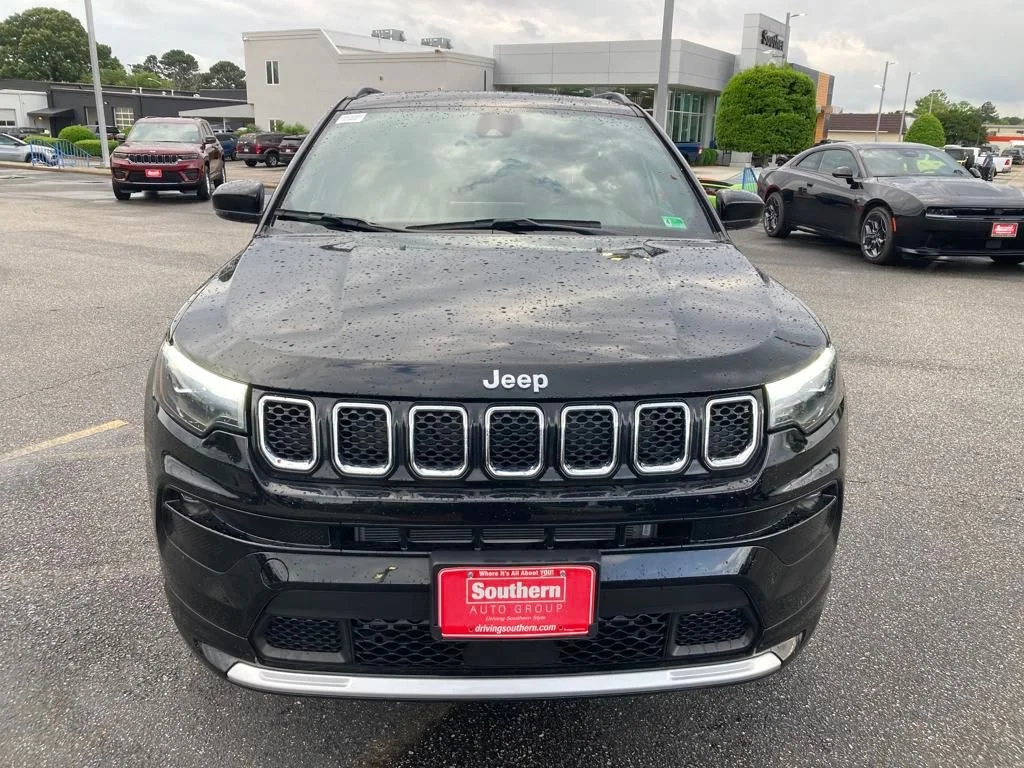 New 2024 Diamond Black Crystal Pearl-Coat Exterior Paint Jeep Limited image 9