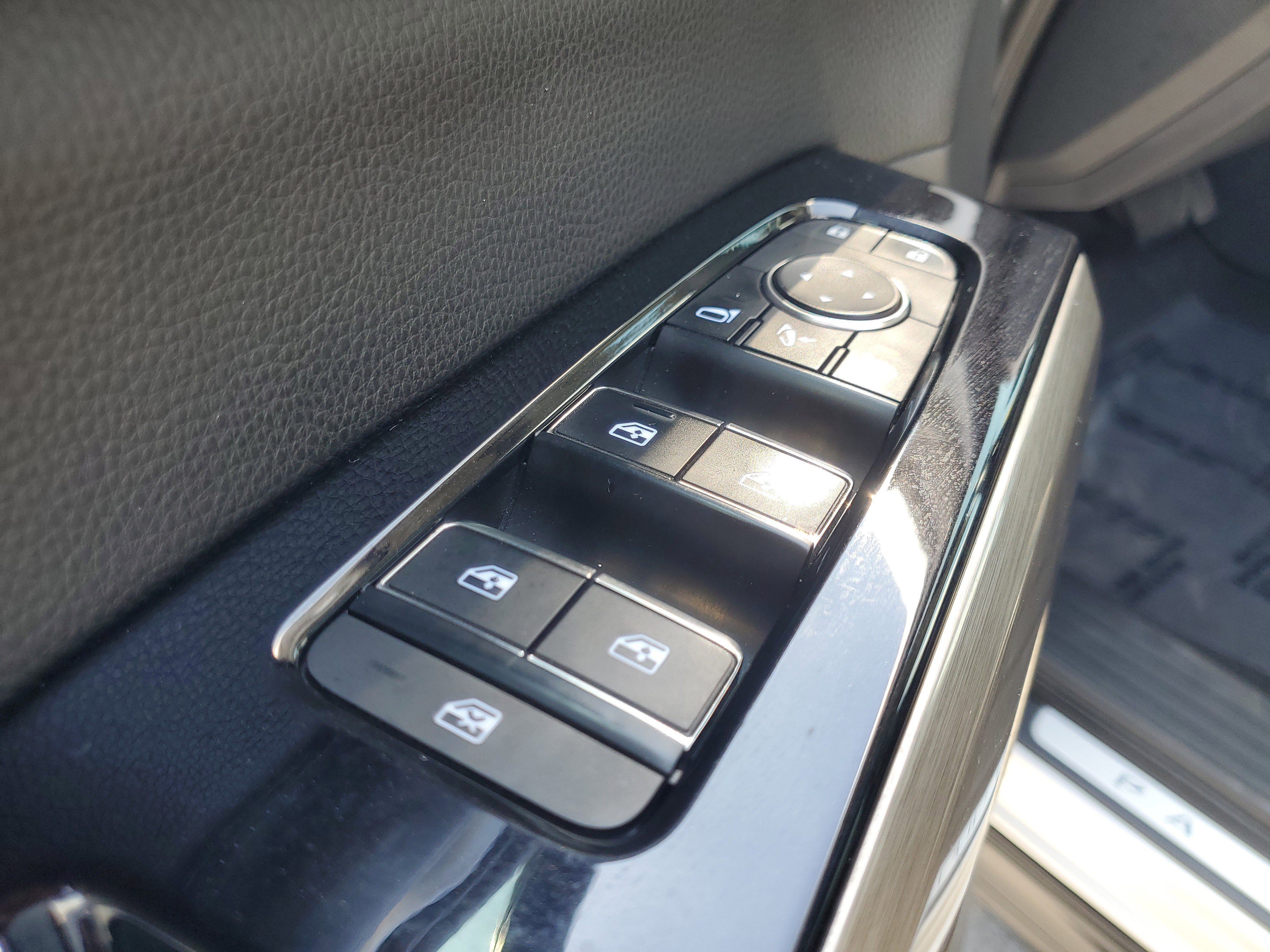 Used 2022 Brilliant Silver Metallic Nissan Platinum image 21