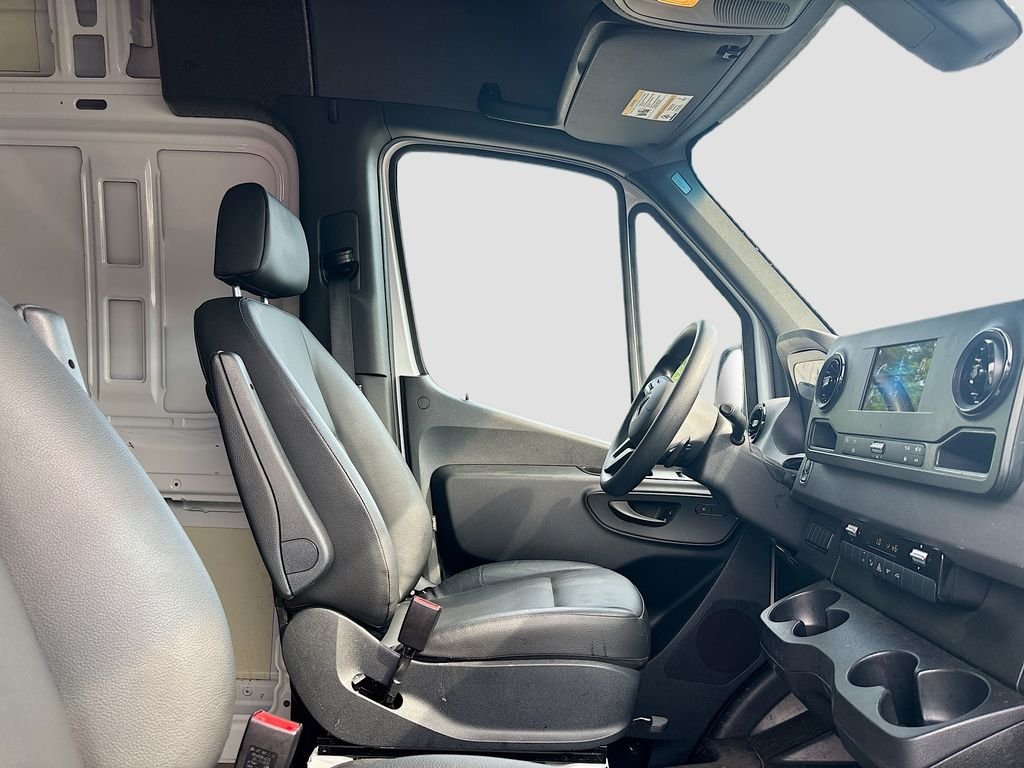 Used 2024  Mercedes-Benz Cargo 144 WB image 22