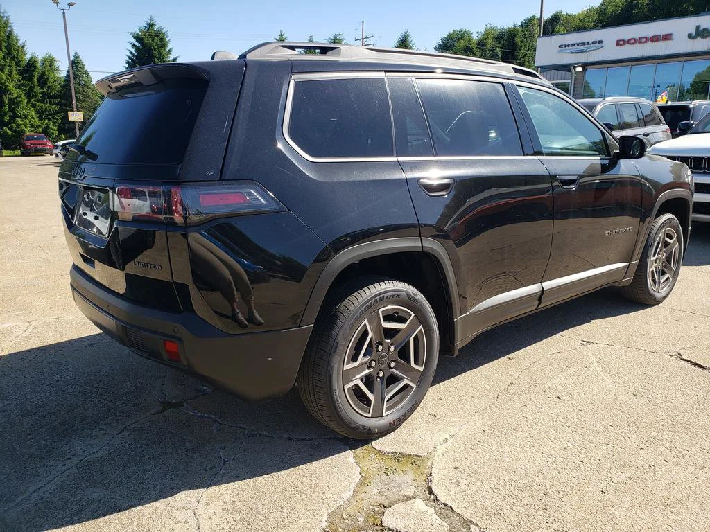 New 2026 Diamond Black Crystal Pearl-Coat Exterior Paint Jeep Limited image 3