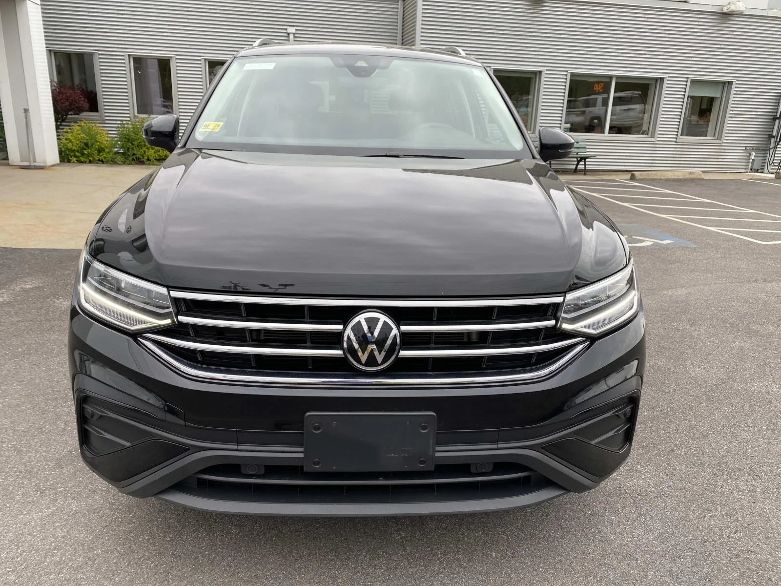 Certified Used 2023 Deep Black Pearl Volkswagen 2.0T SE 4MOTION image 10