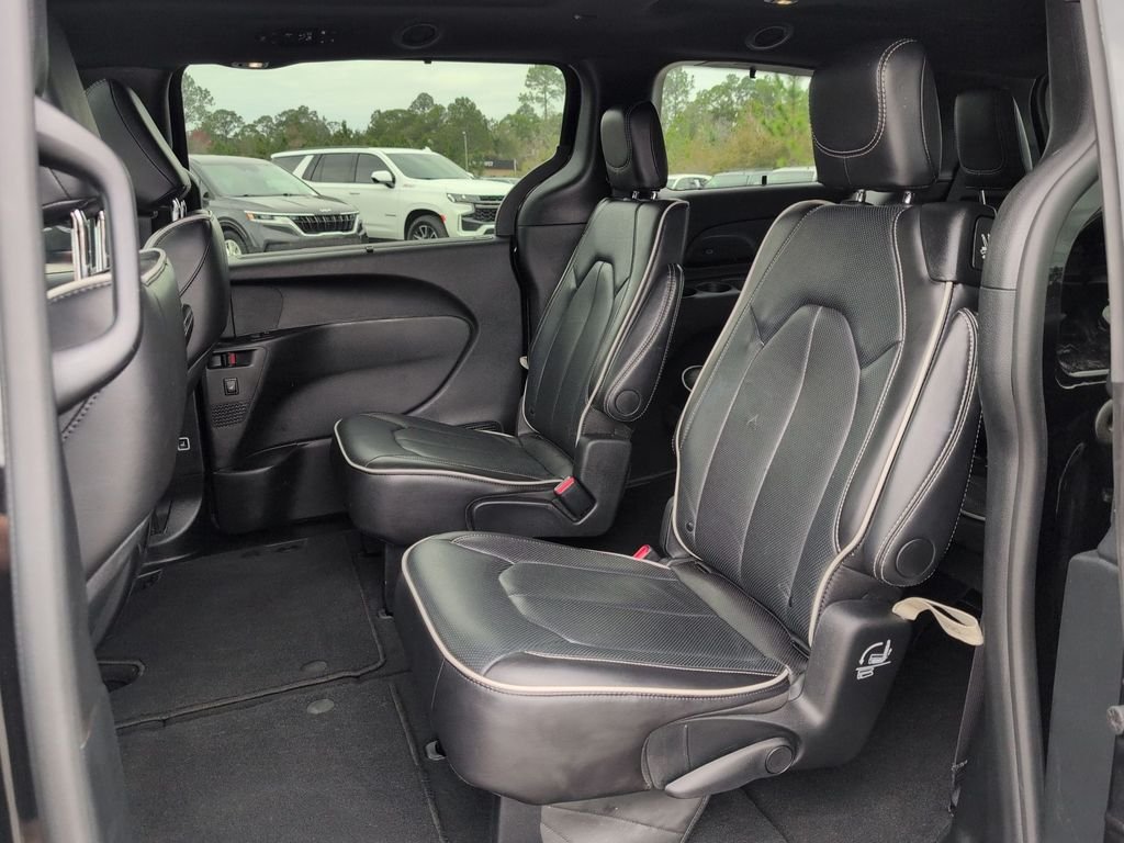 Used 2025 Black Chrysler Limited image 26