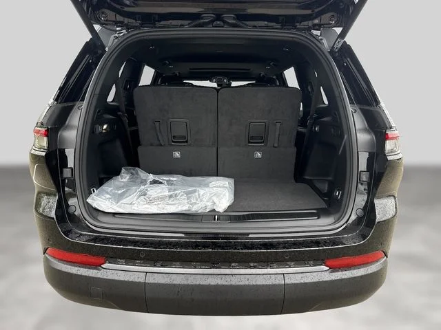New 2026 Diamond Black Crystal Pearl-Coat Exterior Paint Jeep Laredo image 19