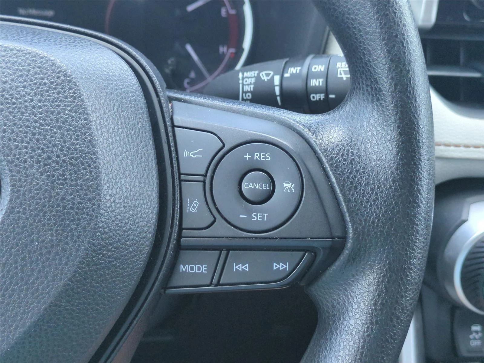 2024 Toyota RAV4 XLE - Photo 32