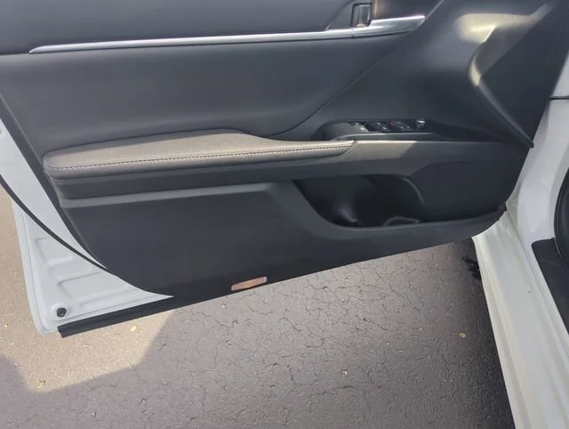 Used 2019 Off-white Toyota XSE V6 image 12