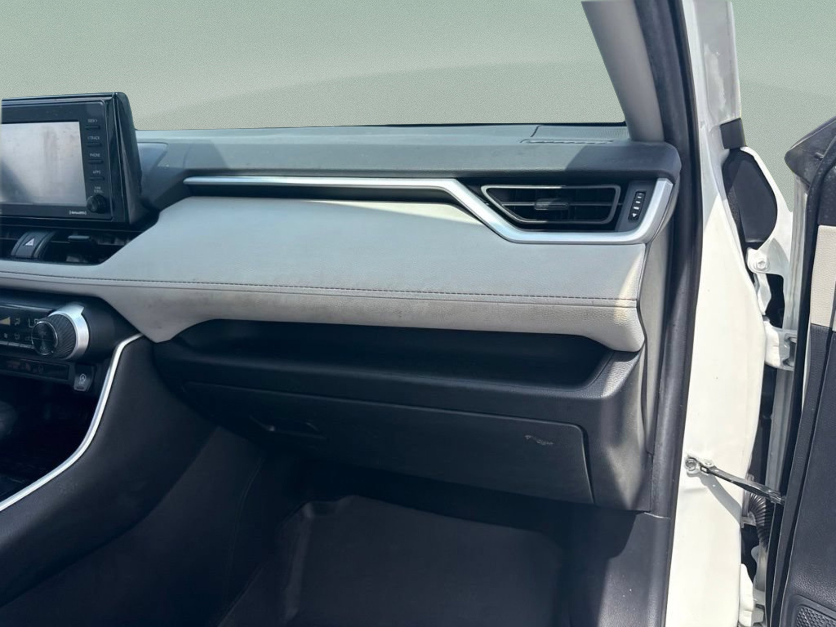 Used 2020 Super White Toyota XLE image 25