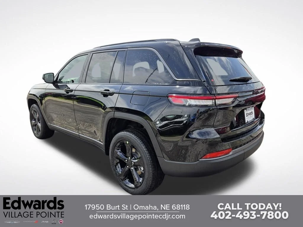 New 2026 Diamond Black Crystal Pearlcoat Jeep Limited image 5