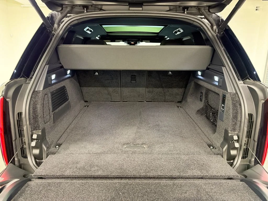 Used 2025  Land Rover SE image 27