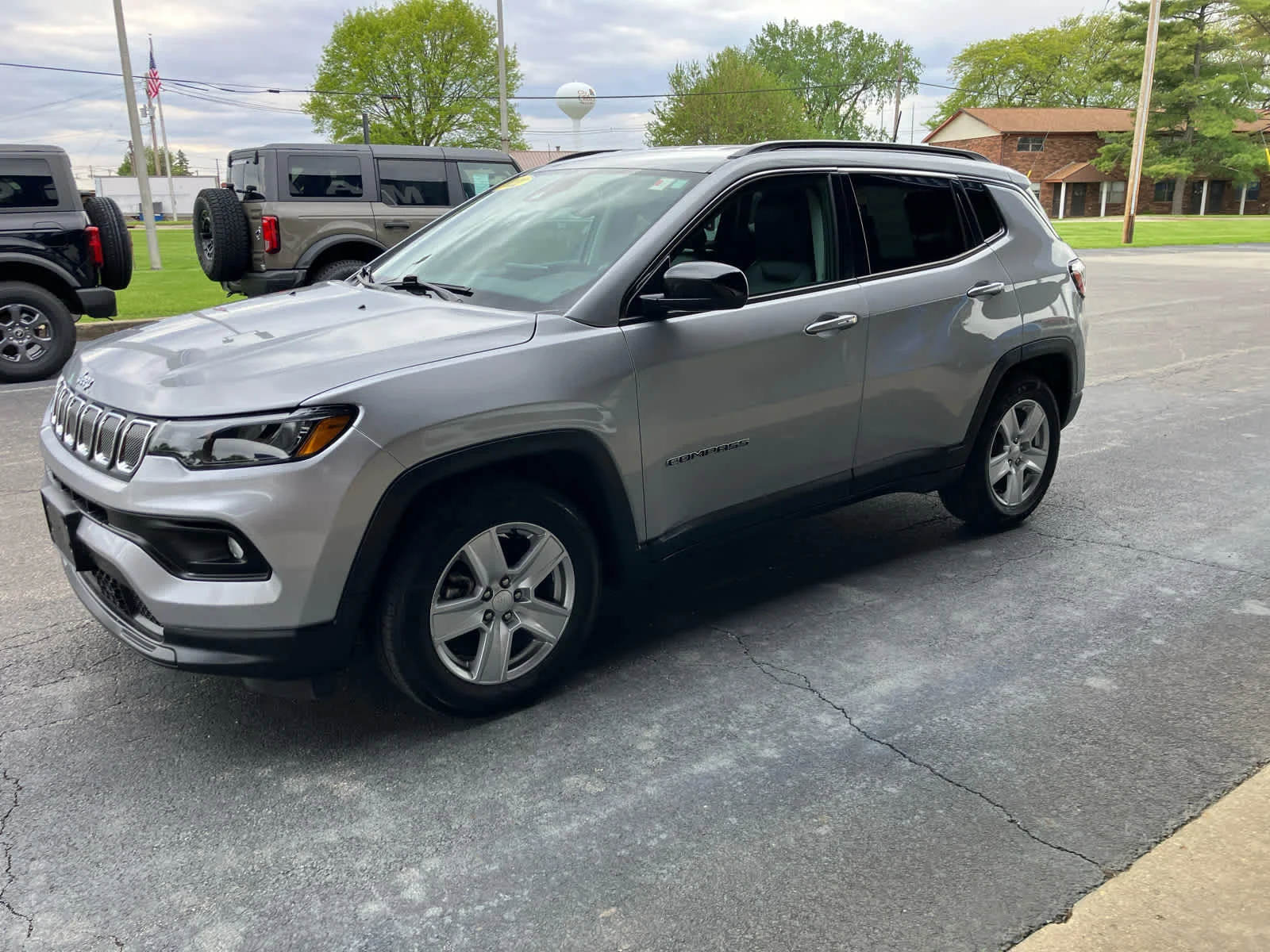 Used 2022 Billet Silver Clearcoat Metallic Jeep Latitude image 5