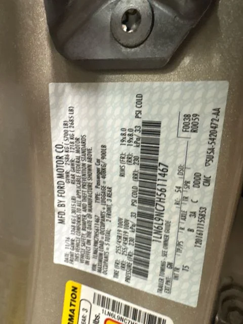 Used 2017 Gold Lincoln Reserve image 31