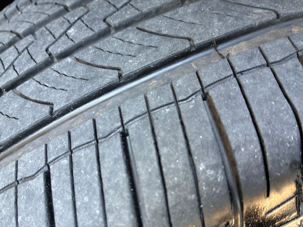 Used 2024 White/off-white Jeep Latitude image 27