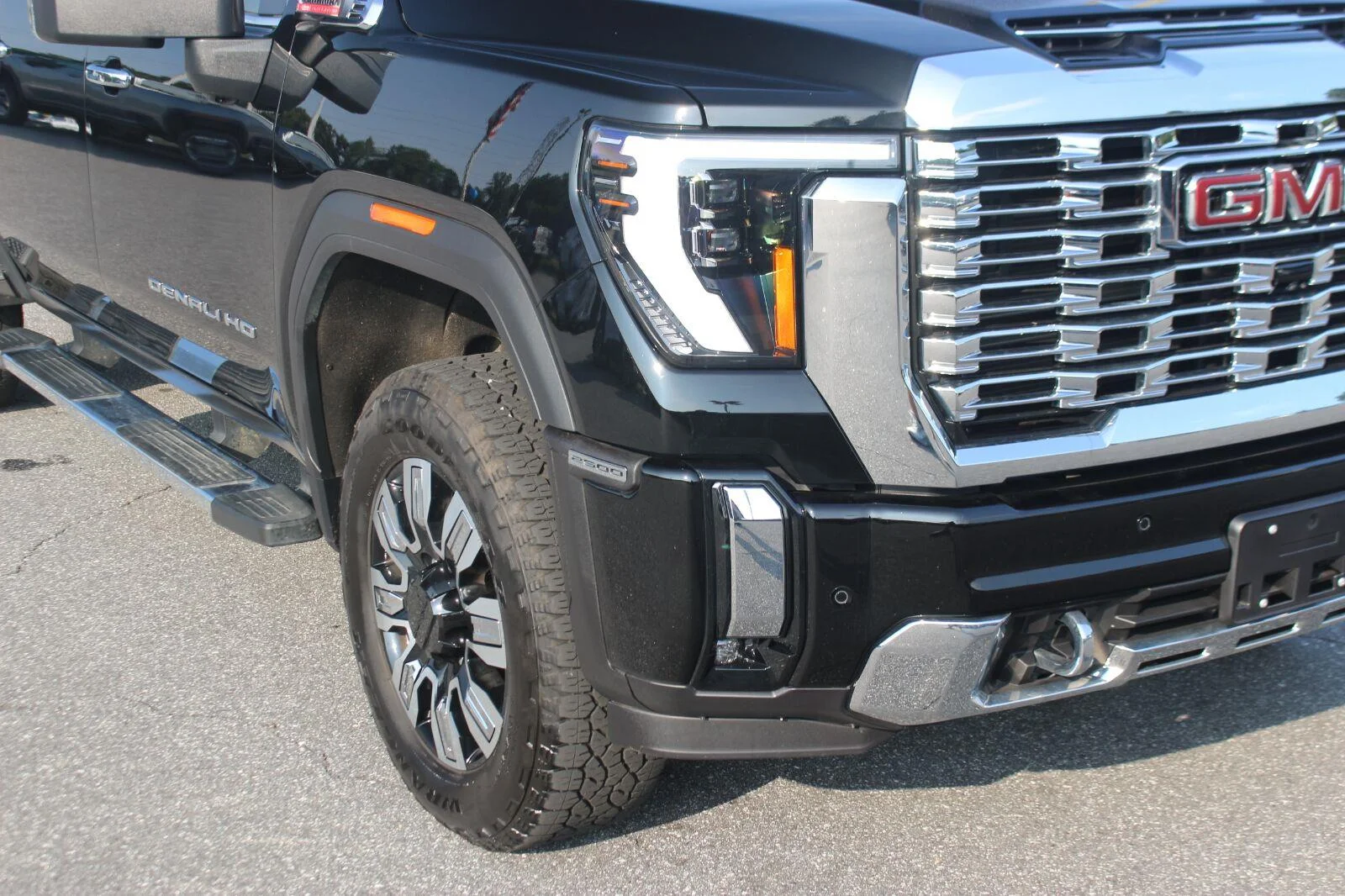 Used 2025 Onyx Black GMC Denali image 9