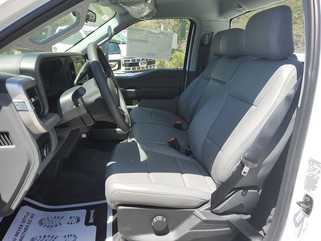 New 2025 Oxford White Ford XL image 7