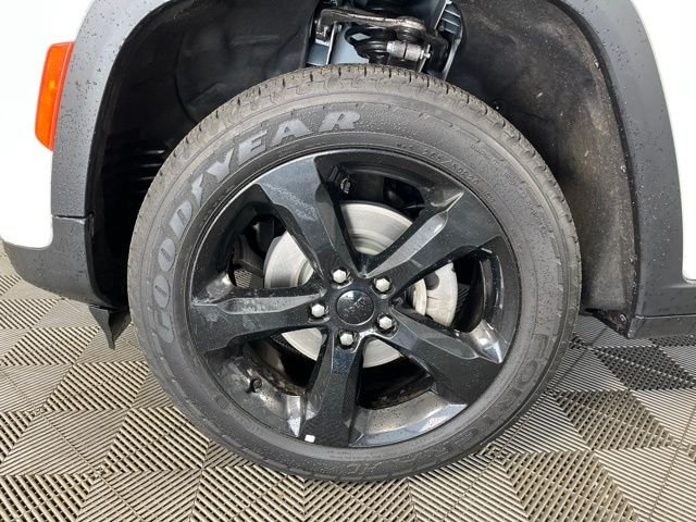Used 2023 White/off-white Jeep Altitude X image 9