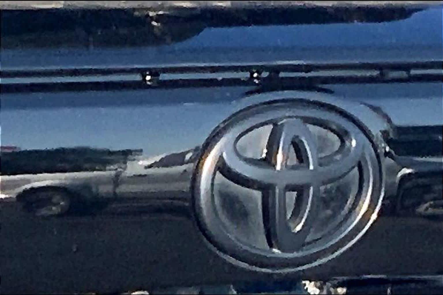 Used 2023 Midnight Black Metallic Toyota XLE Premium image 31