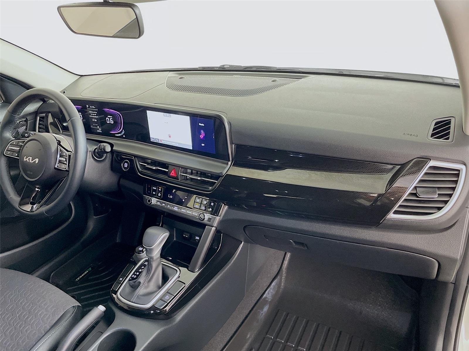 Used 2025 Clear White/Fusion Black Roof Kia S image 32