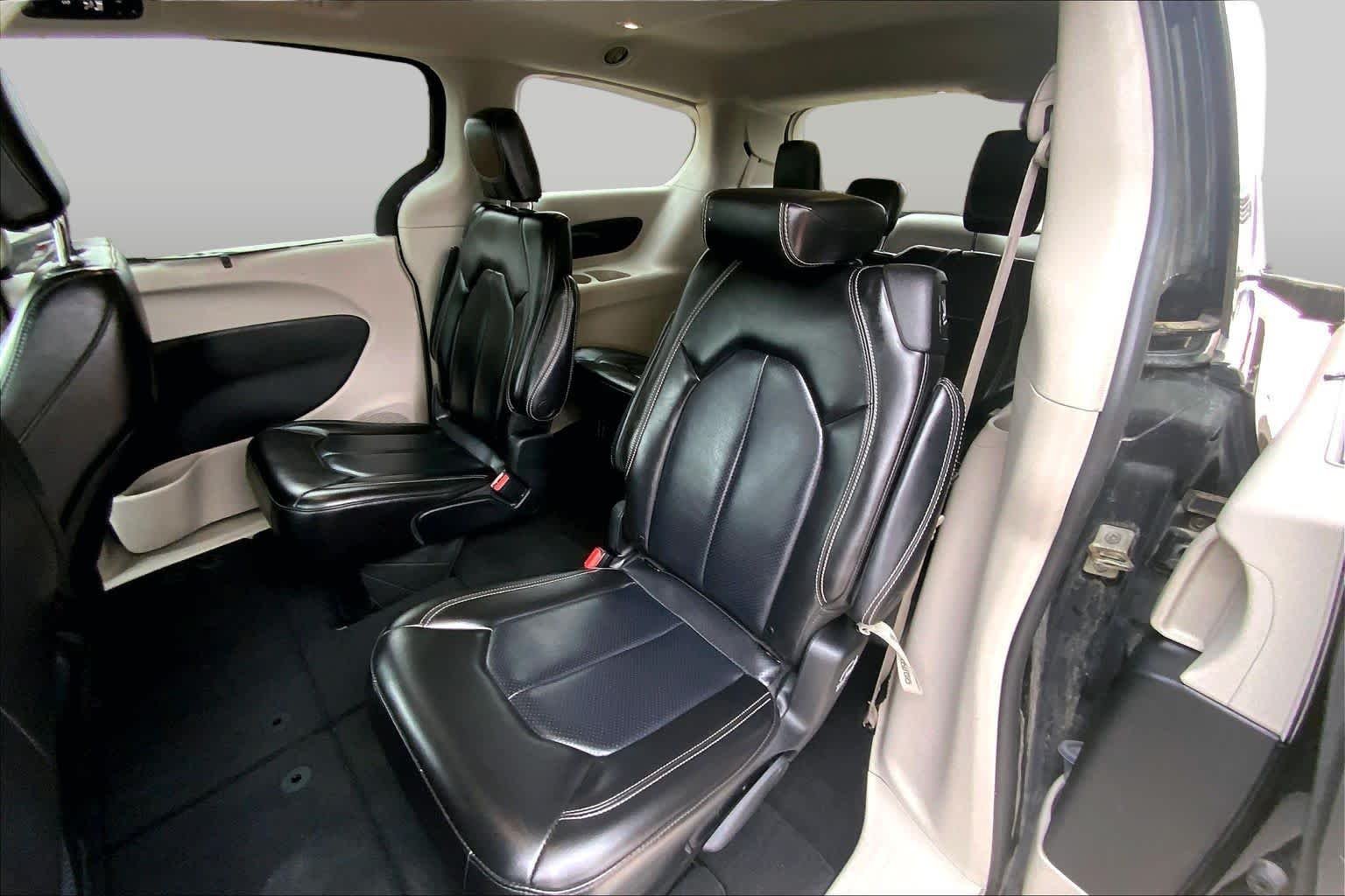 Used 2023 Brilliant Black Crystal Pearlcoat Chrysler Touring L image 21