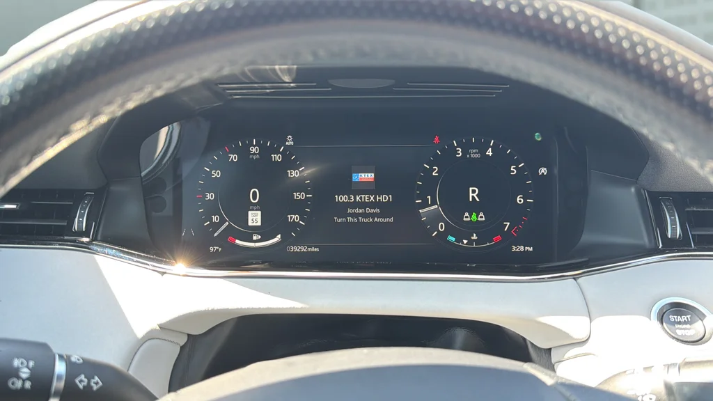 Used 2022 Black Land Rover Dynamic image 28