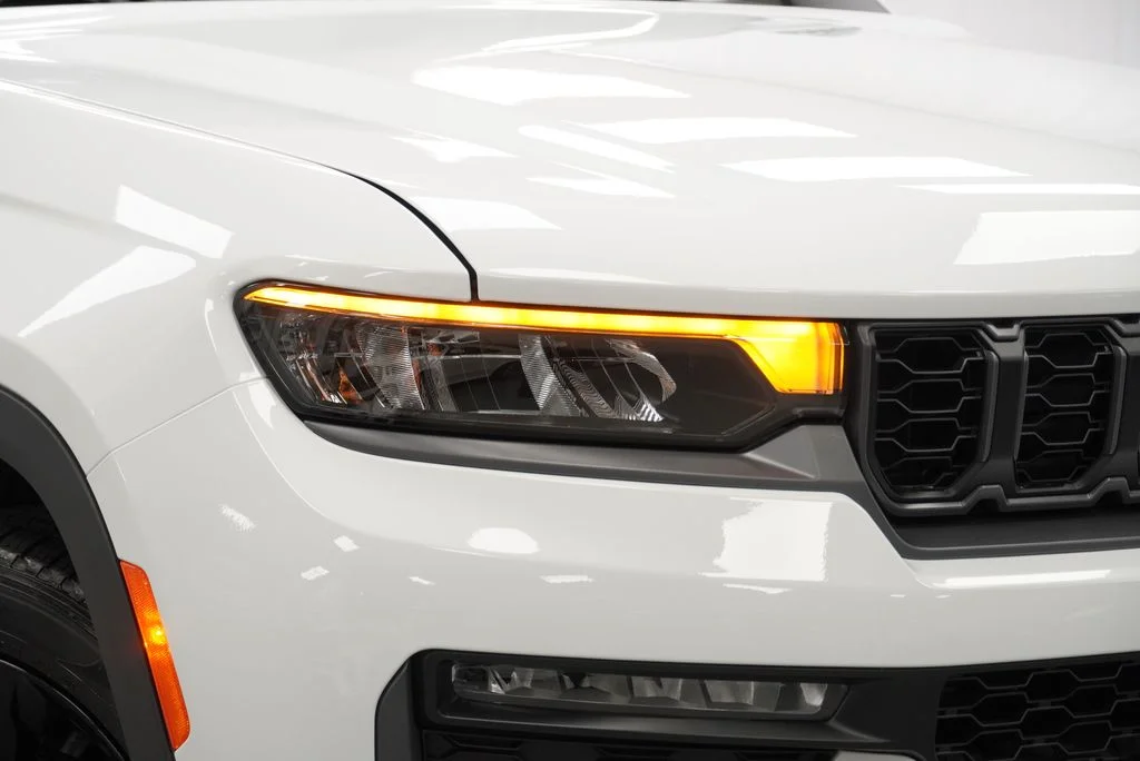 New 2027 Bright White Clear-Coat Paint Jeep Limited image 5