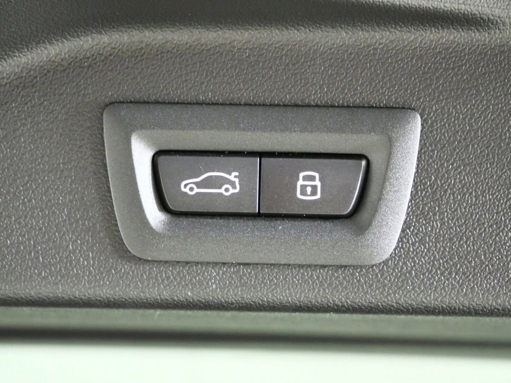 Used 2026 Skyscraper Grey Metallic BMW xDrive40i image 31