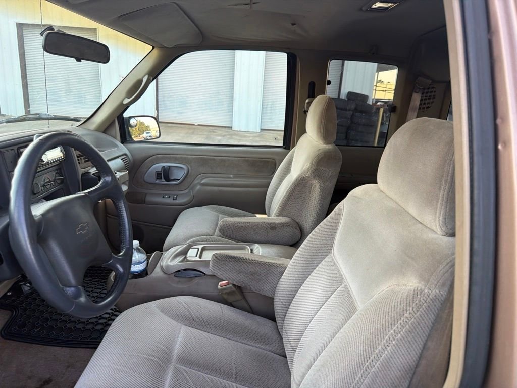 Used 1996  Chevrolet Cheyenne image 28