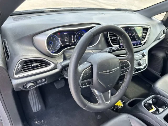 Used 2025 White Chrysler Select image 38