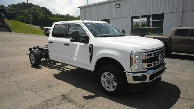 New 2026 Oxford White Ford F-350® XLT image 4
