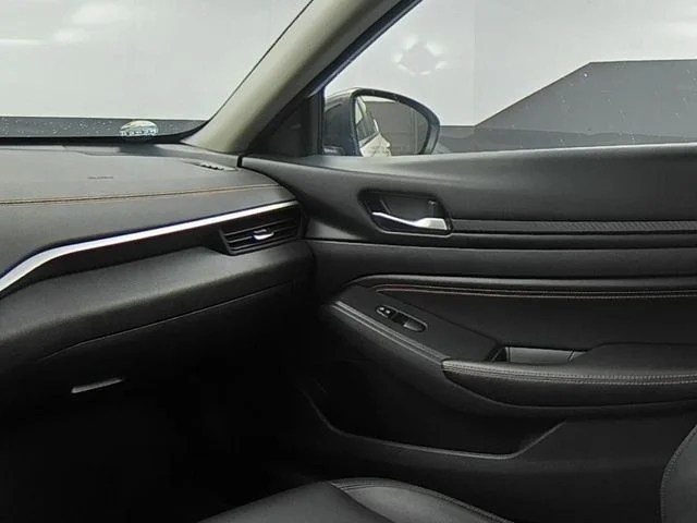 Used 2022 White Nissan 2.5 SR image 40