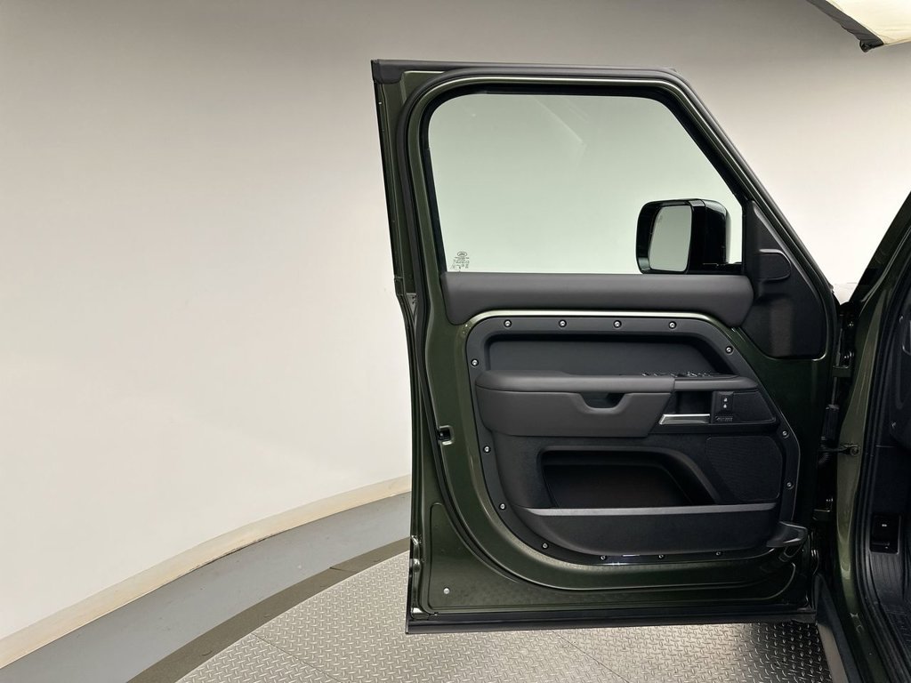 New 2026 Woolstone Green Land Rover X-Dynamic SE image 9
