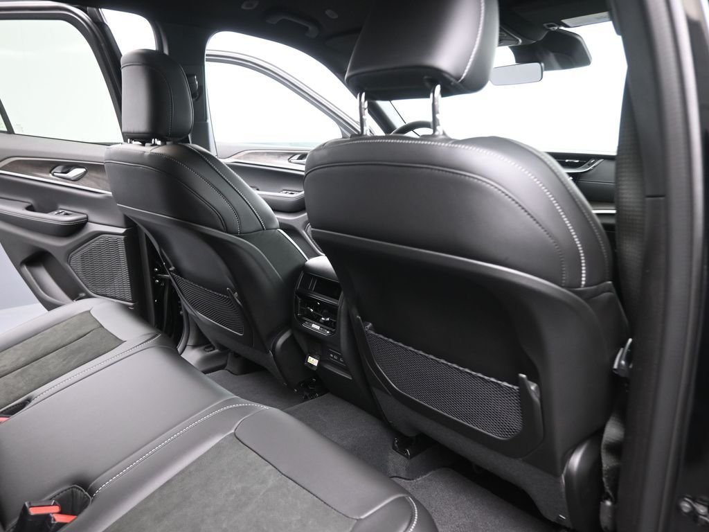 New 2026 Diamond Black Crystal Pearl-Coat Exterior Paint Jeep Altitude image 25