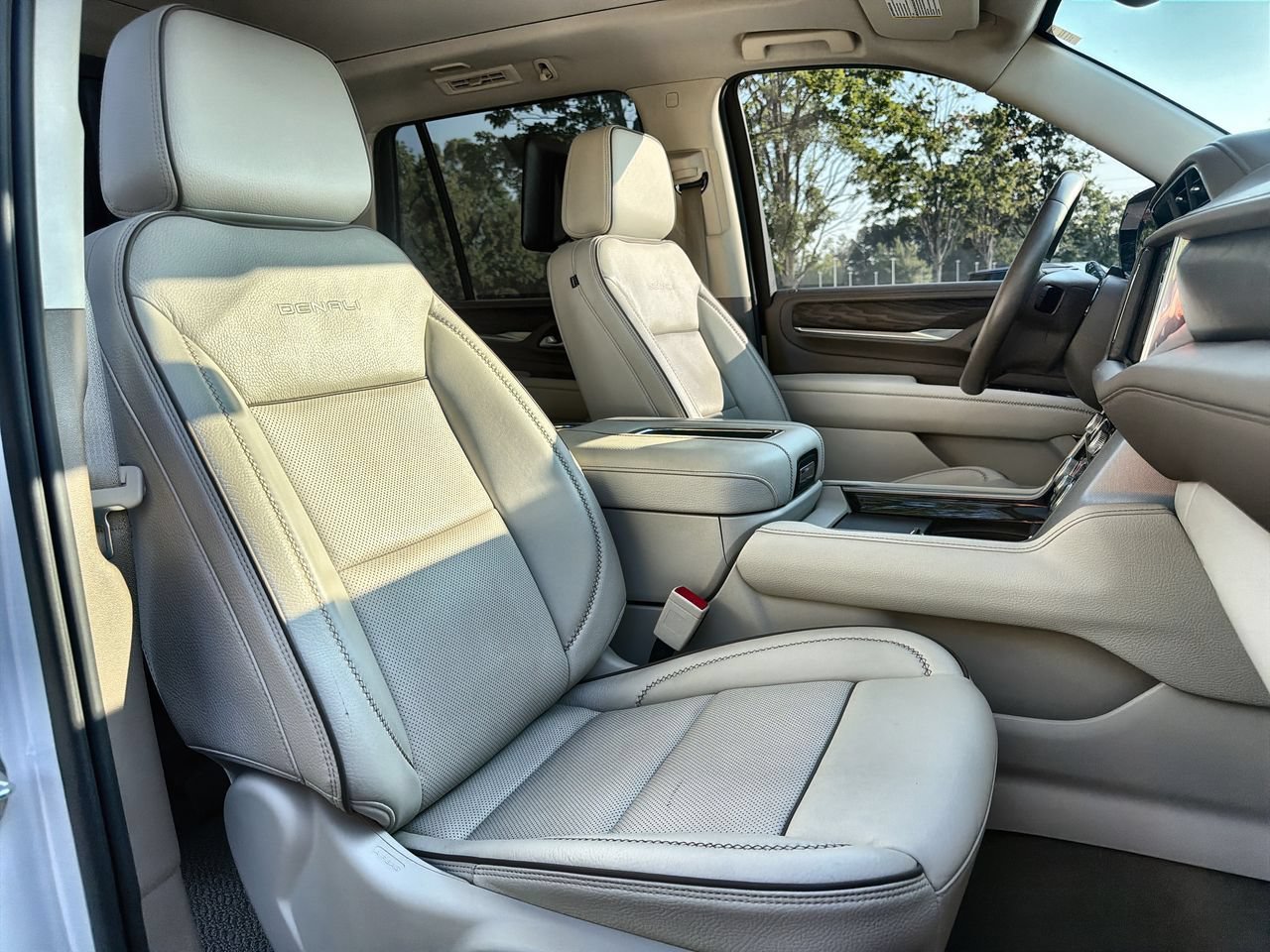 Used 2023 WHITE FROST TRICOAT GMC Denali image 23