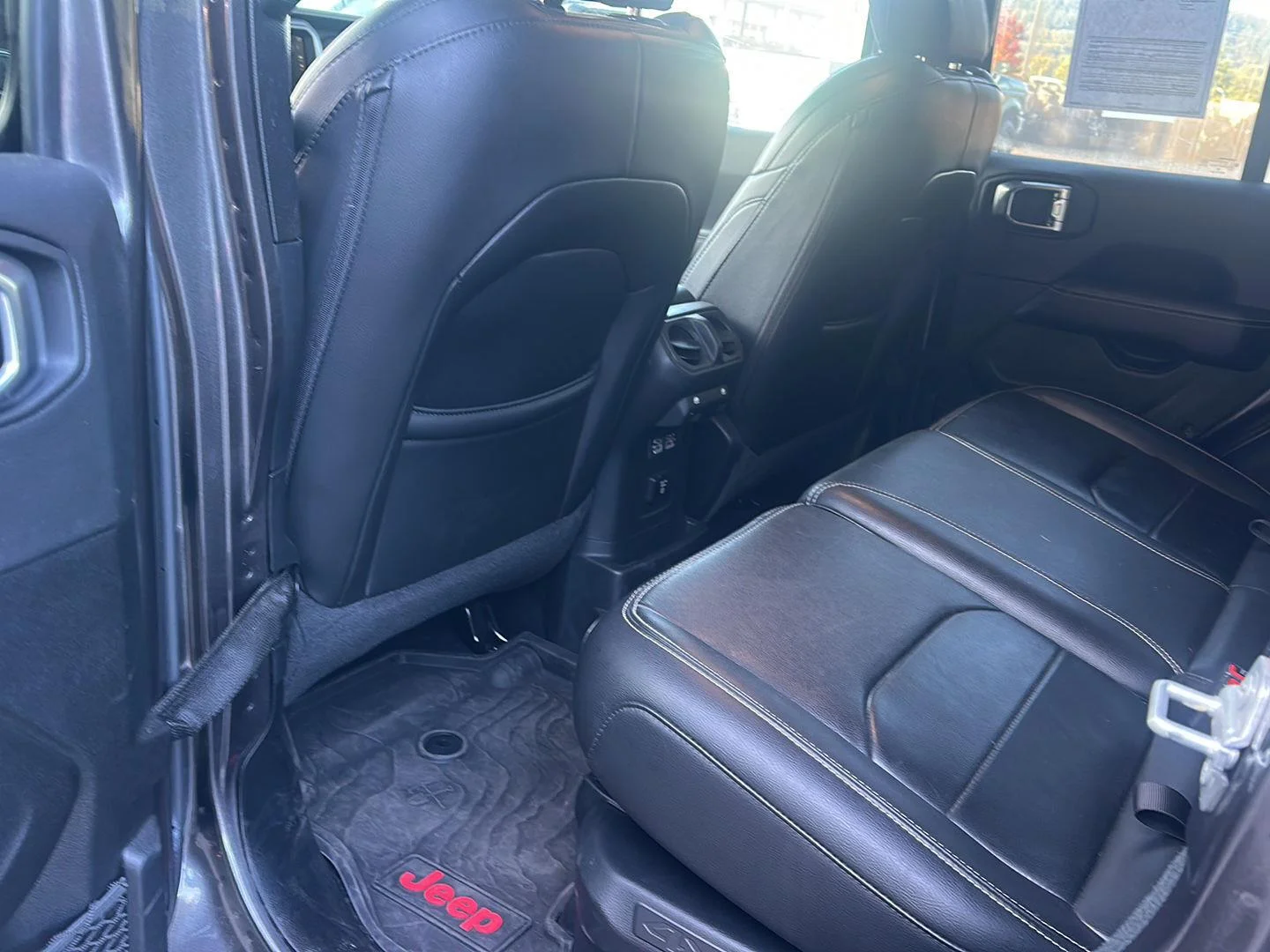 Used 2022 Granite Crystal Metallic Clearcoat Jeep Unlimited Sahara image 9