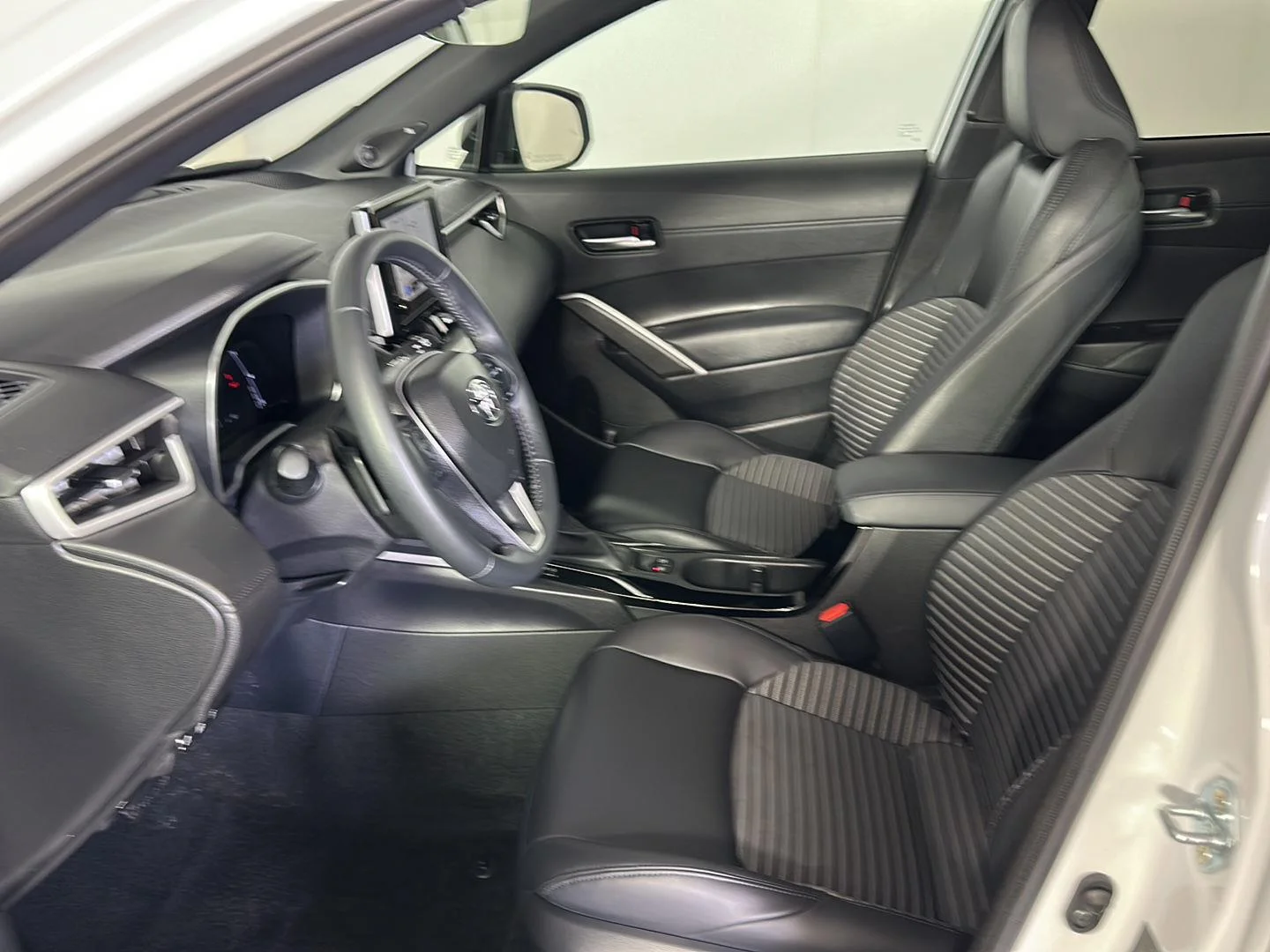 Used 2025 Wind Chill Pearl Toyota XSE image 10