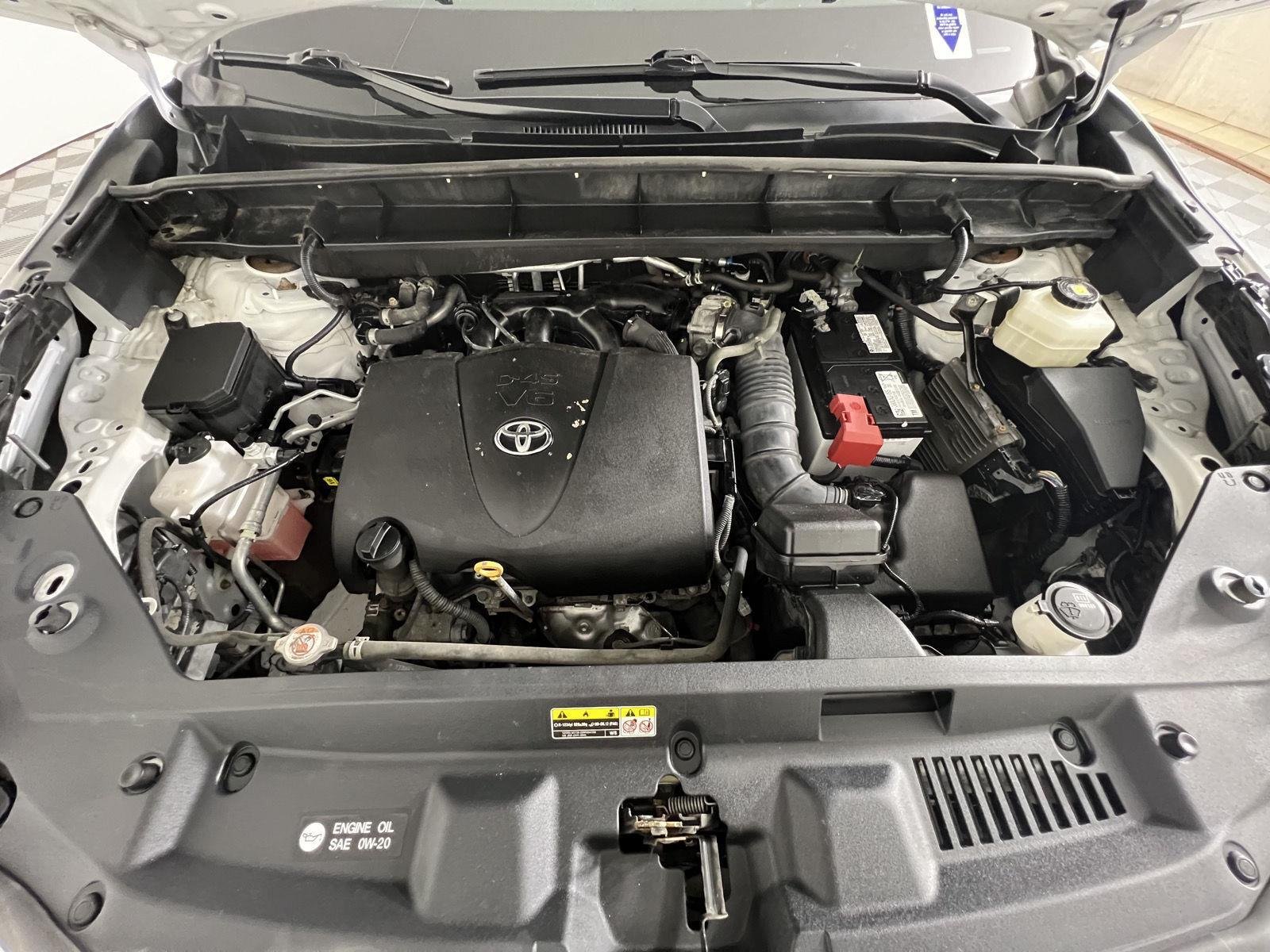 Used 2022 Wind Chill Pearl Toyota LE image 22